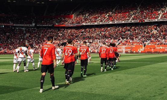  曼联主场球迷倒戈抗议管理层决策  