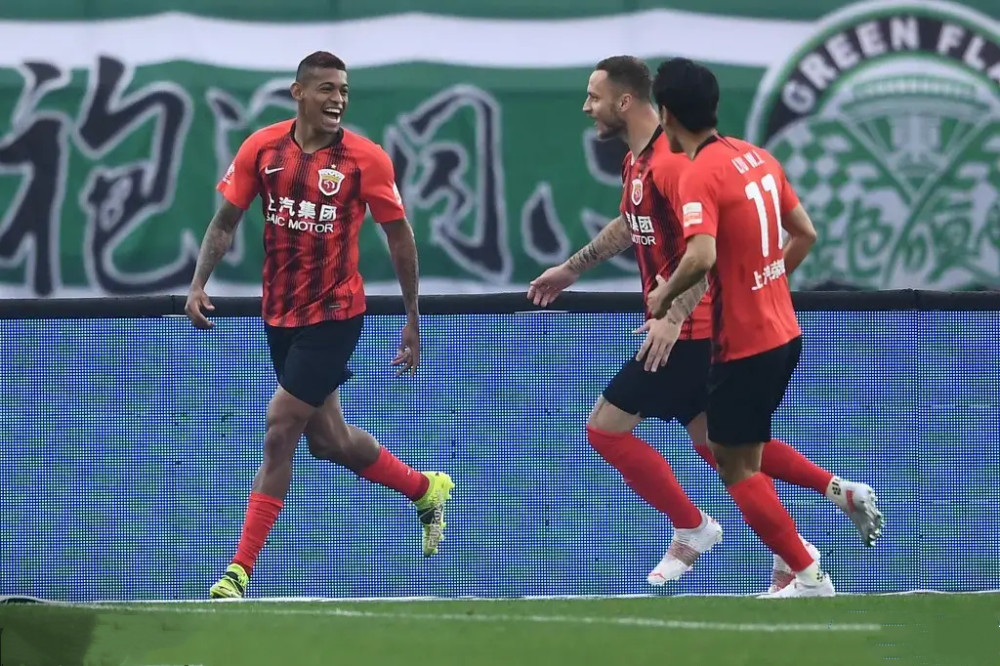  洛里昂锋线双星闪耀，联手建功助力球队登顶